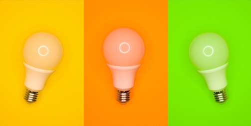 Digitale Marketingidee – bunte Glühbirnen als Symbol für kreative Werbekampagnen der Agentur Rothpun