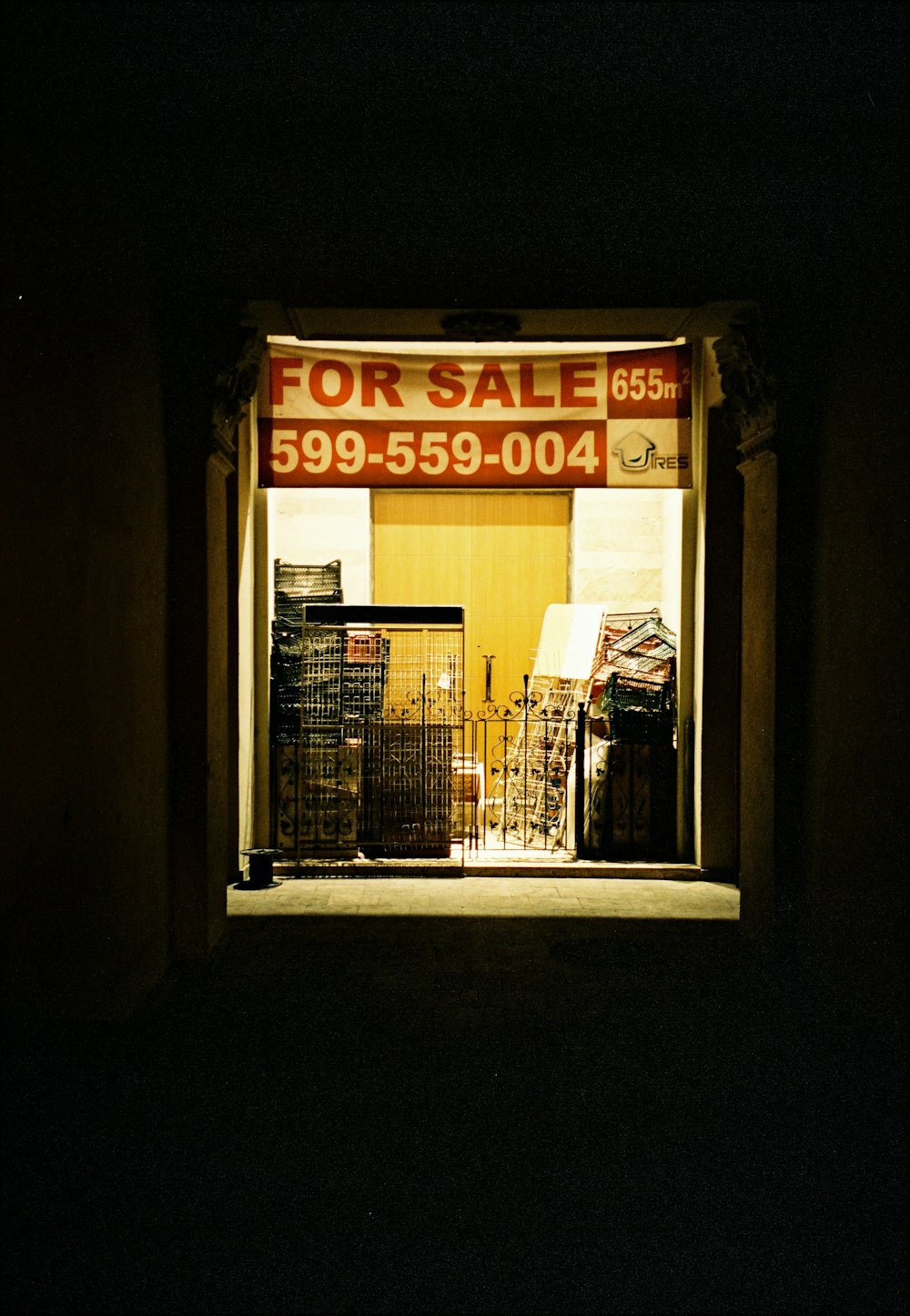 Tienda de madera marrón y blanca