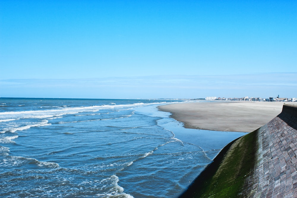 ocean waves crashing on shore during daytime