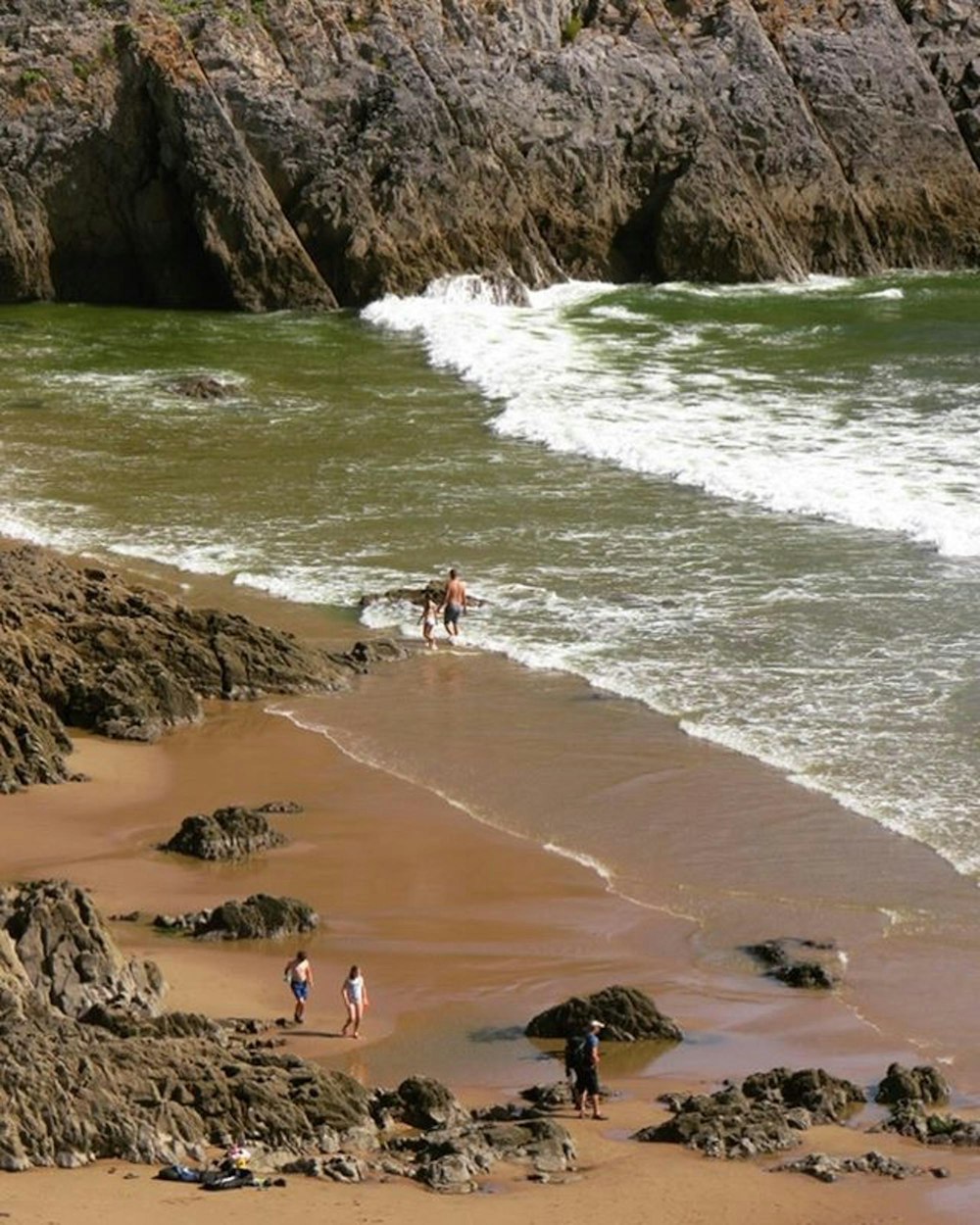 Gente en la playa durante el día