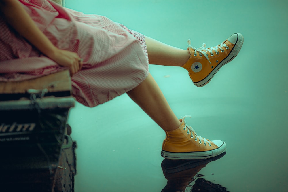 Foto Persona en zapatillas altas converse all star marrones – Imagen Verde  gratis en Unsplash