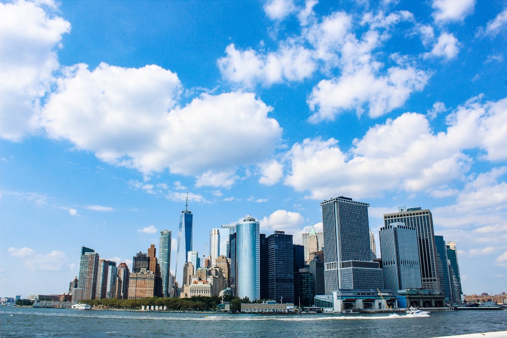 Skyline der Stadt unter blau-weißem, sonnigem, tagsüber bewölktem Himmel