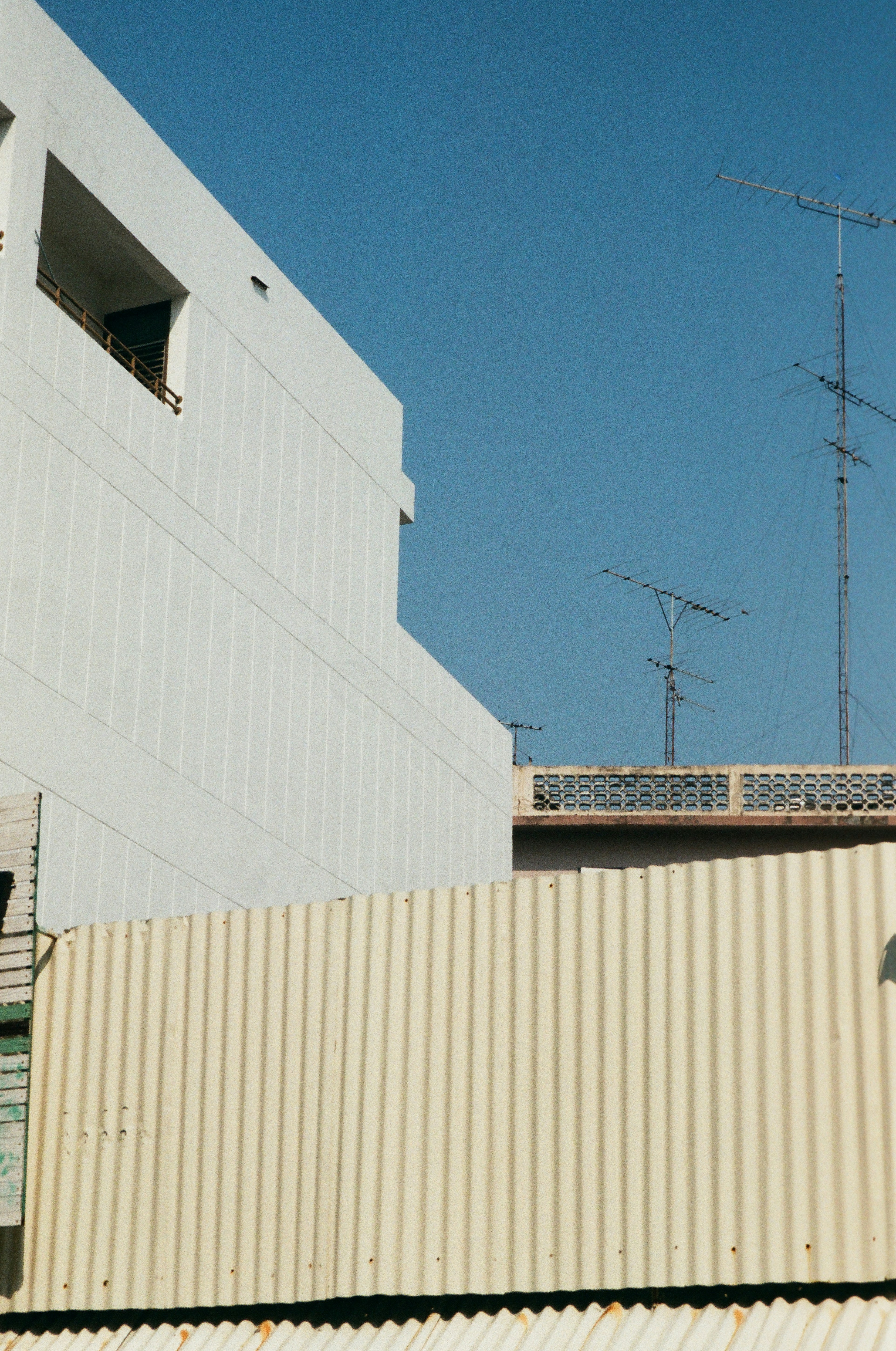 Bâtiment en béton blanc sous le ciel bleu pendant la journée