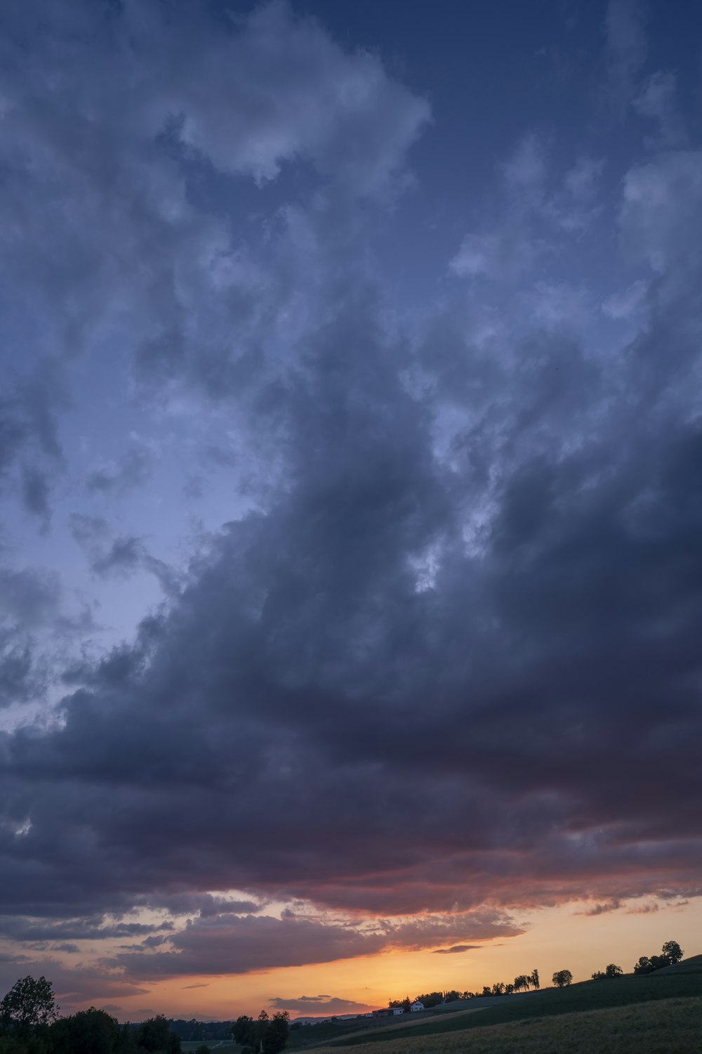 cielo nuvoloso blu e bianco durante il giorno