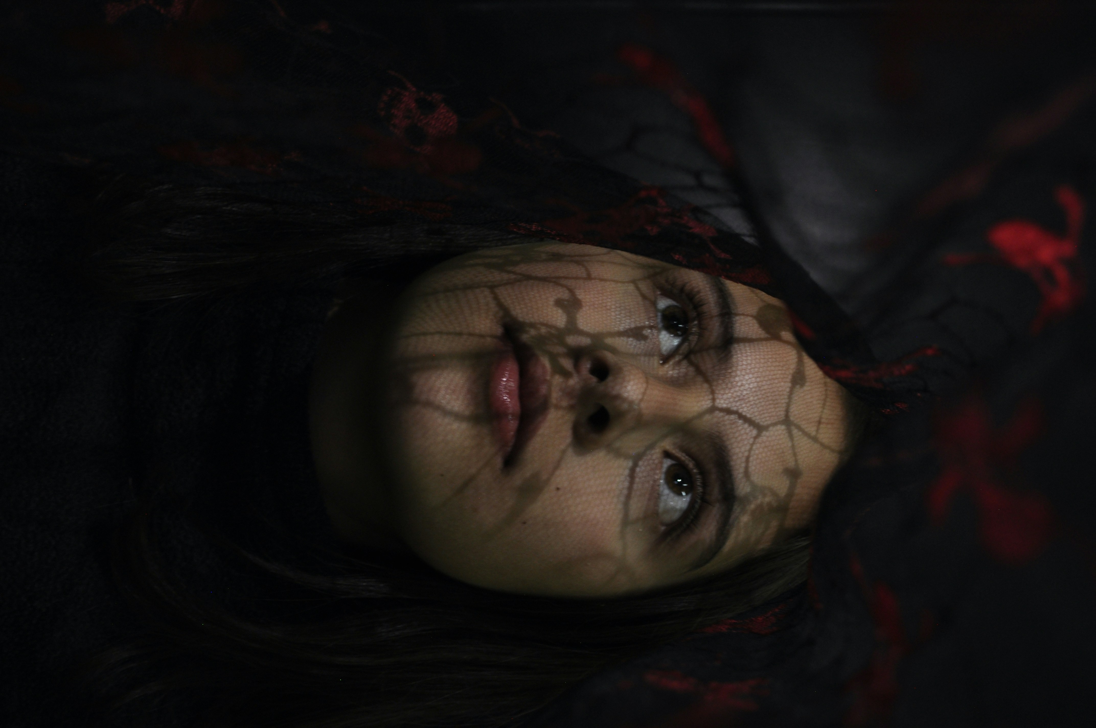 donna in camicia floreale rossa e nera