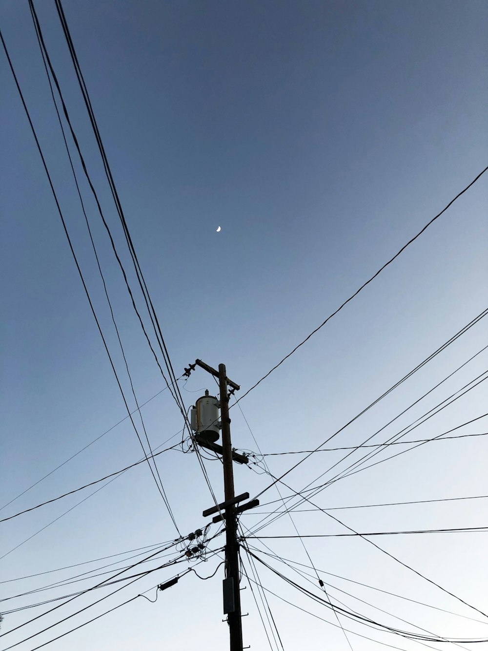 palo elettrico nero sotto il cielo blu durante il giorno