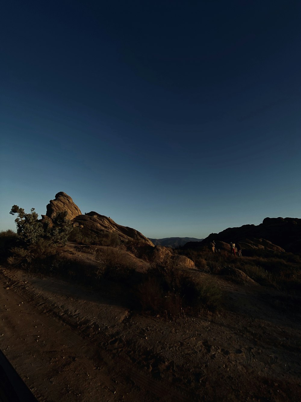 Montaña rocosa marrón bajo el cielo azul durante el día