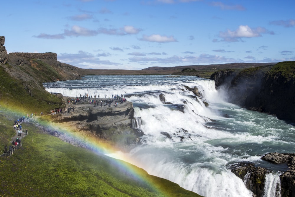 Onde d'acqua che colpiscono la riva durante il giorno