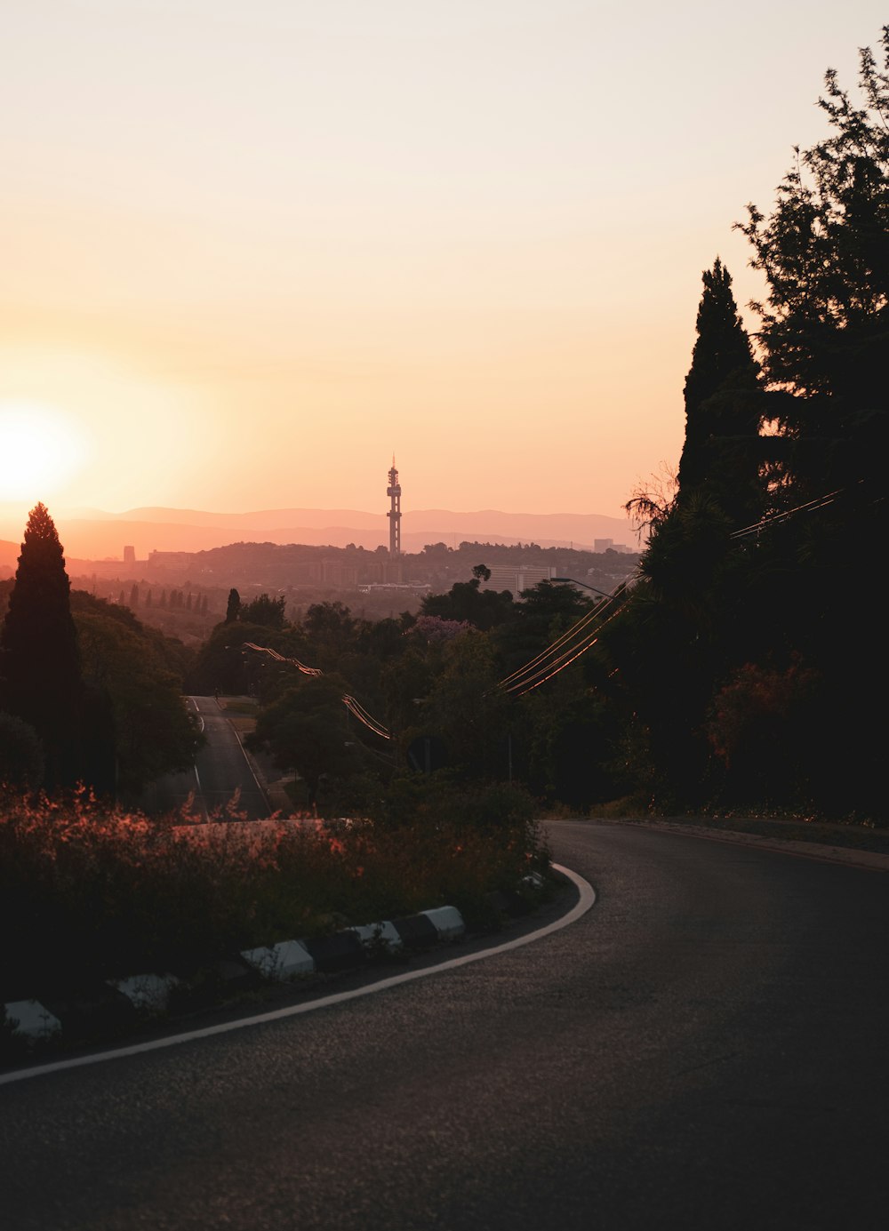 route goudronnée grise au coucher du soleil