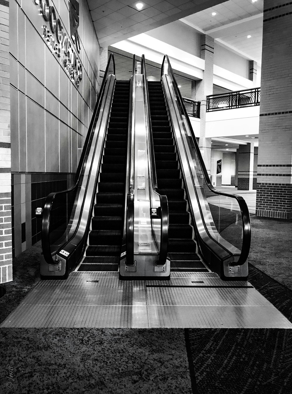 Foto en escala de grises de una escalera mecánica