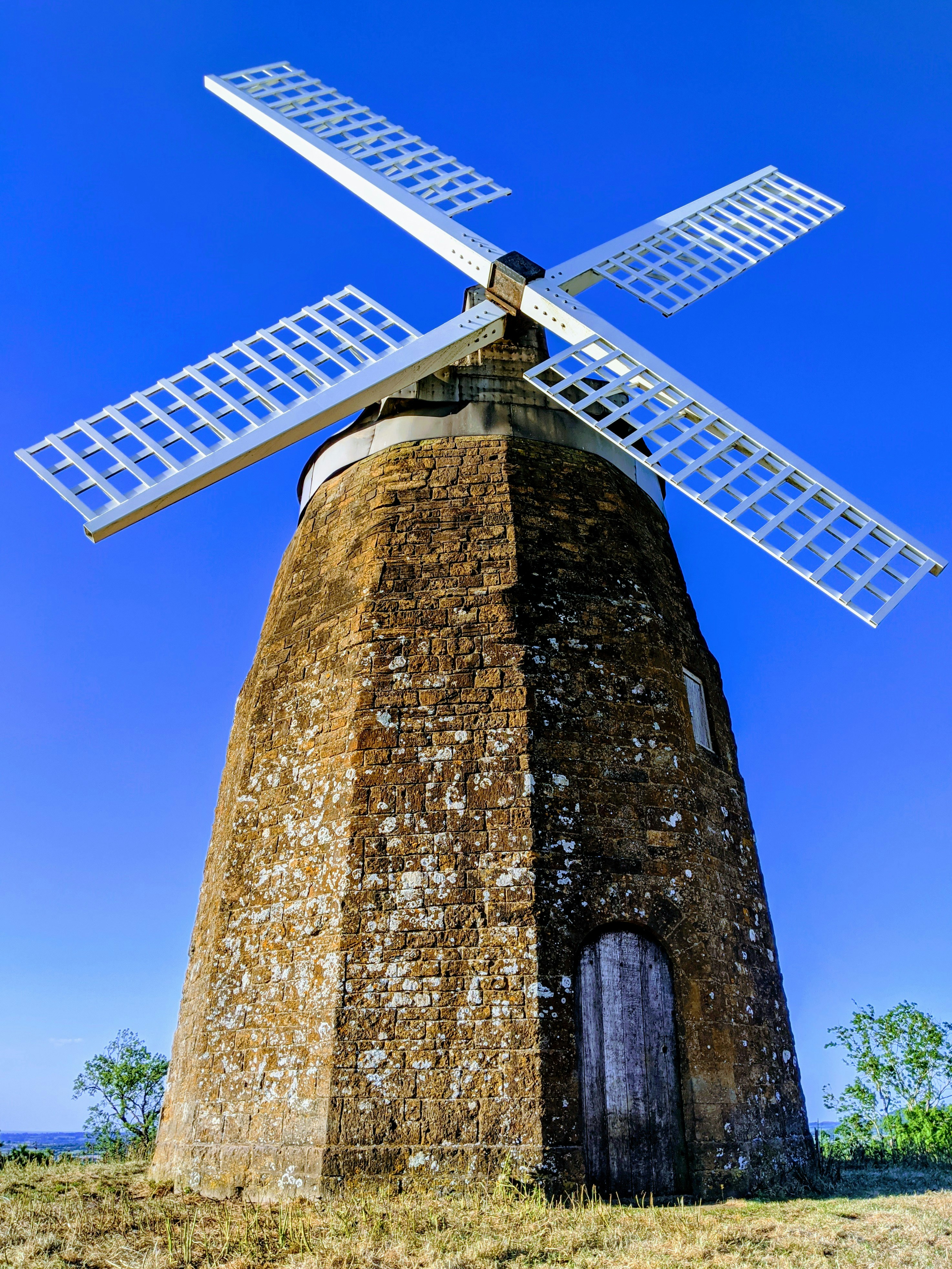 Torre de ladrillo marrón bajo el cielo azul durante el día