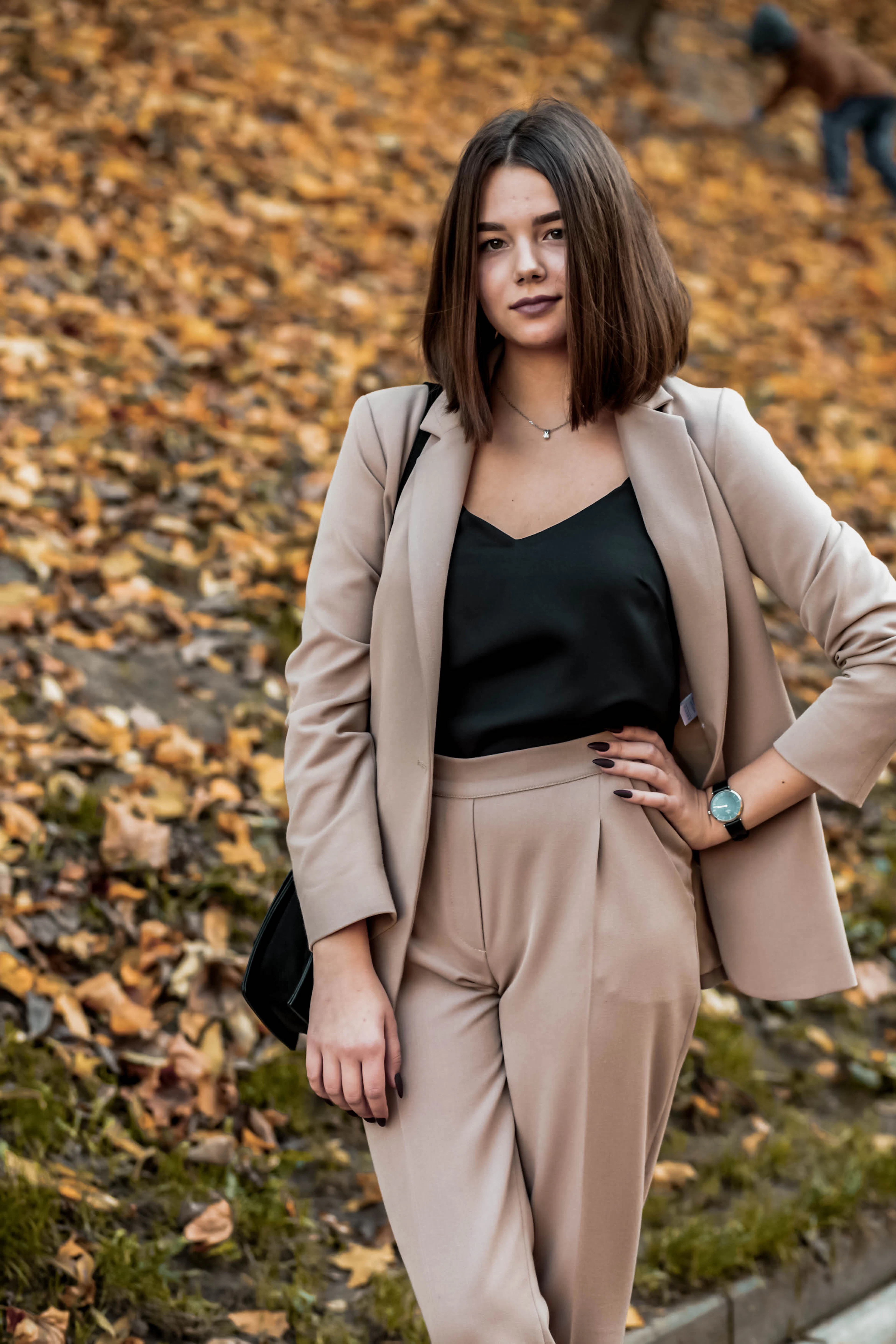 Femme en blazer beige