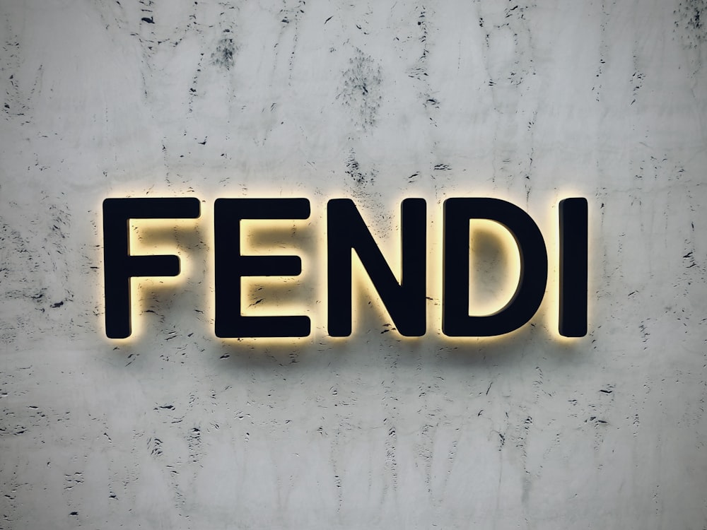 La palabra Fendi deletreada con luces de neón en una pared