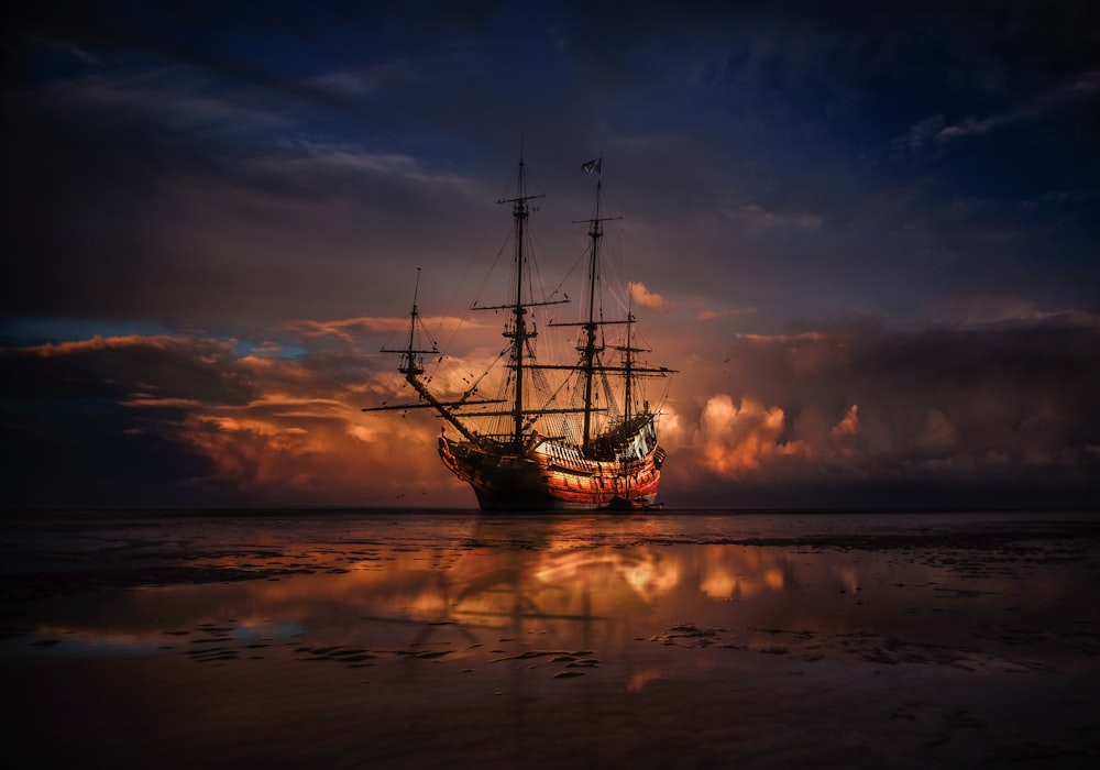 Braunes Schiff auf See bei Sonnenuntergang