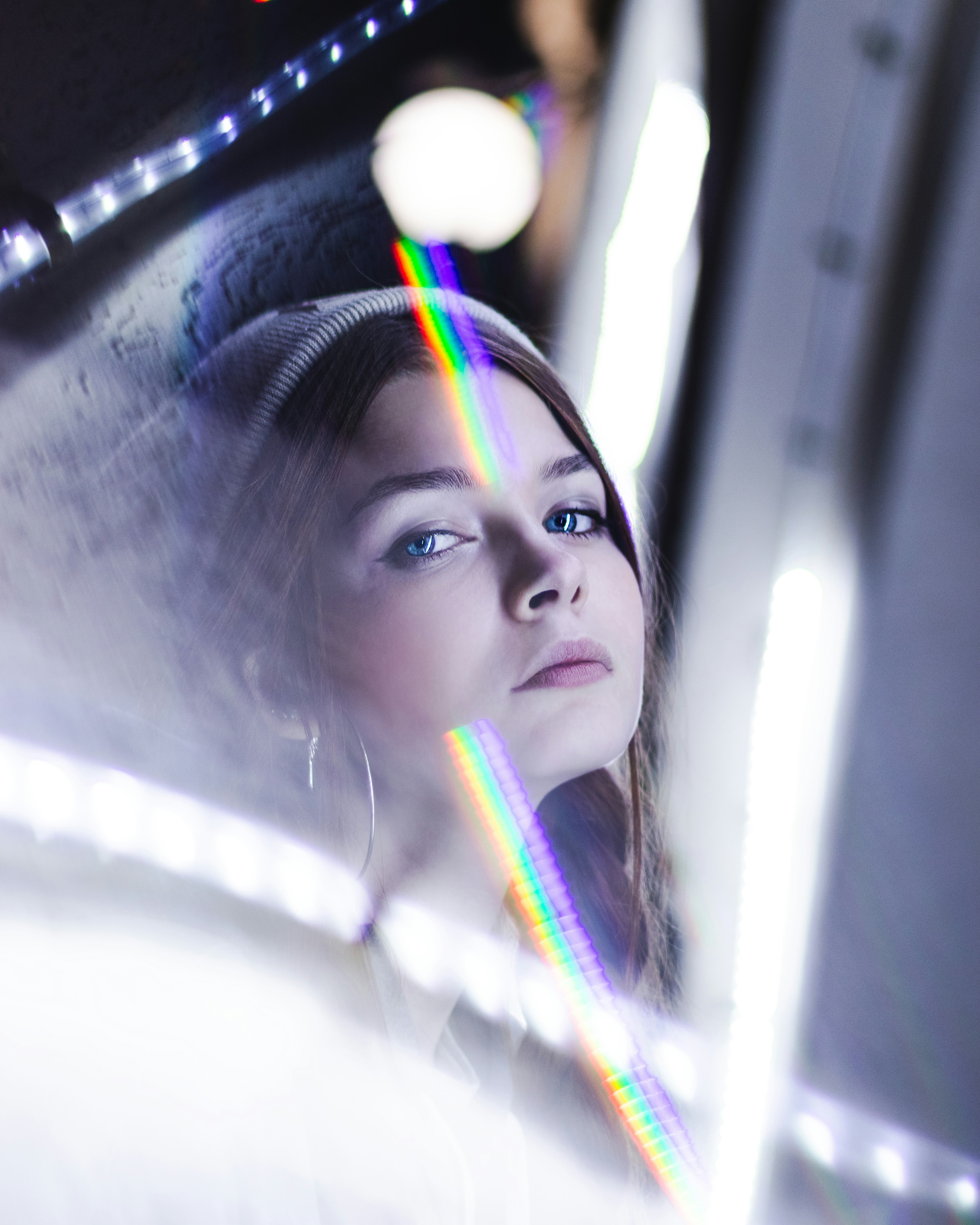 mujer con el pelo blanco soplando burbujas
