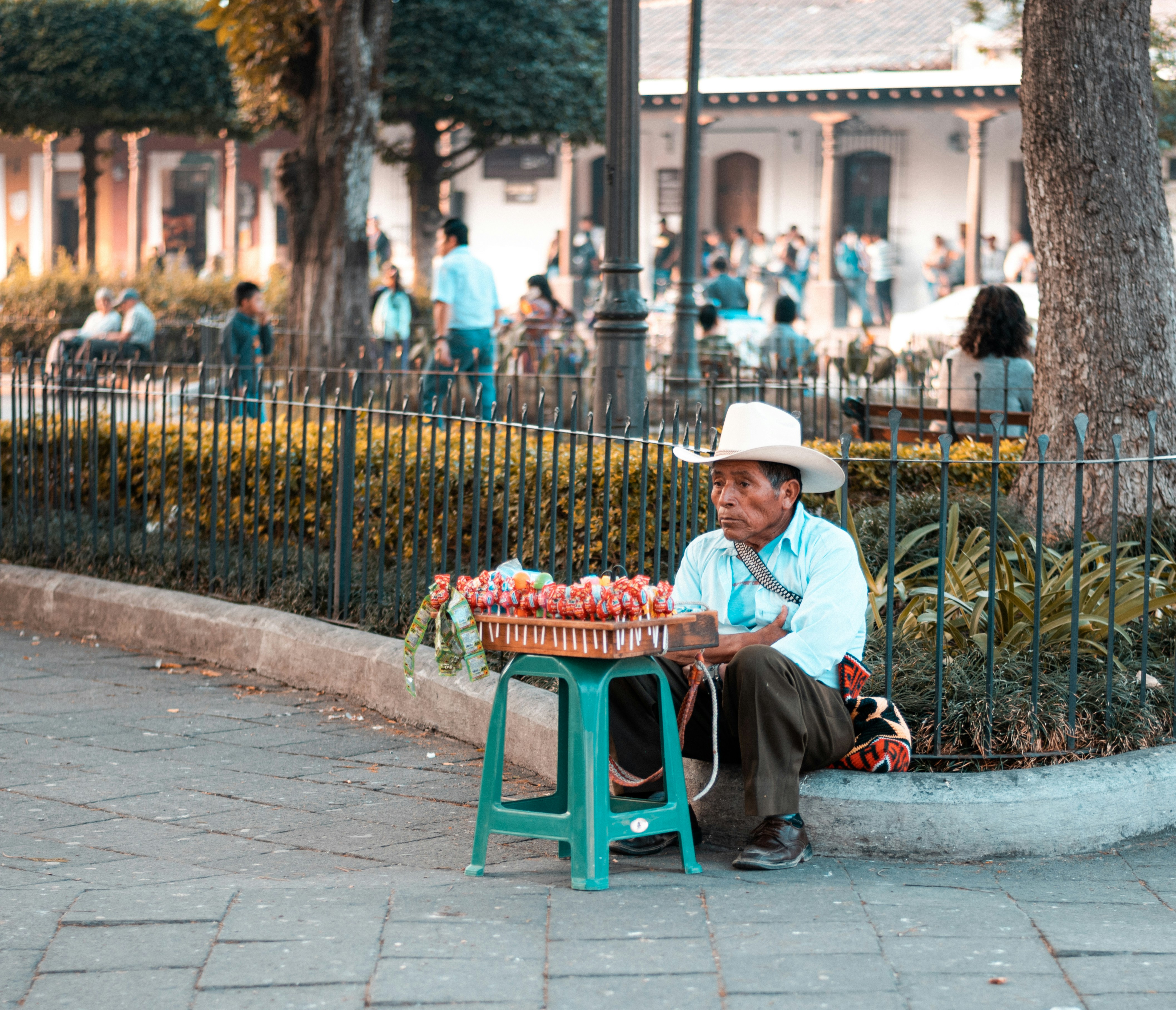 Chico con camisa roja sentado en una silla verde