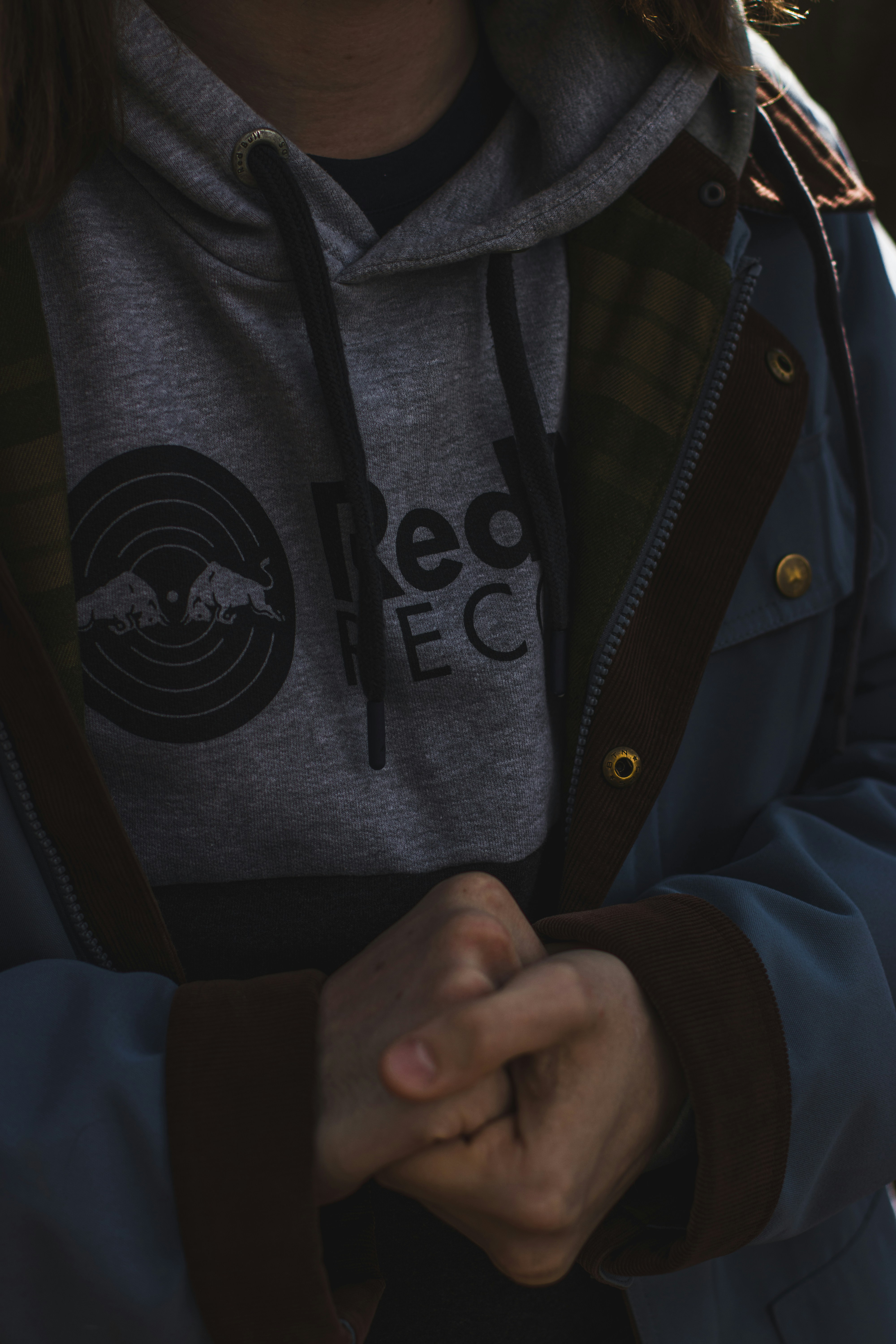 Persona con chaqueta azul y blanca