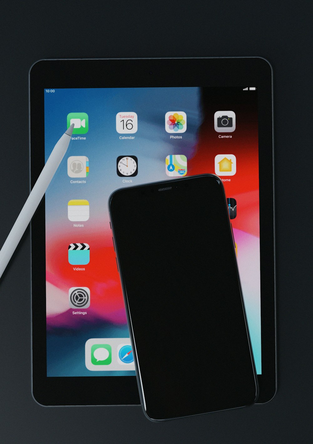 iPhone 5 negro sobre iPad blanco