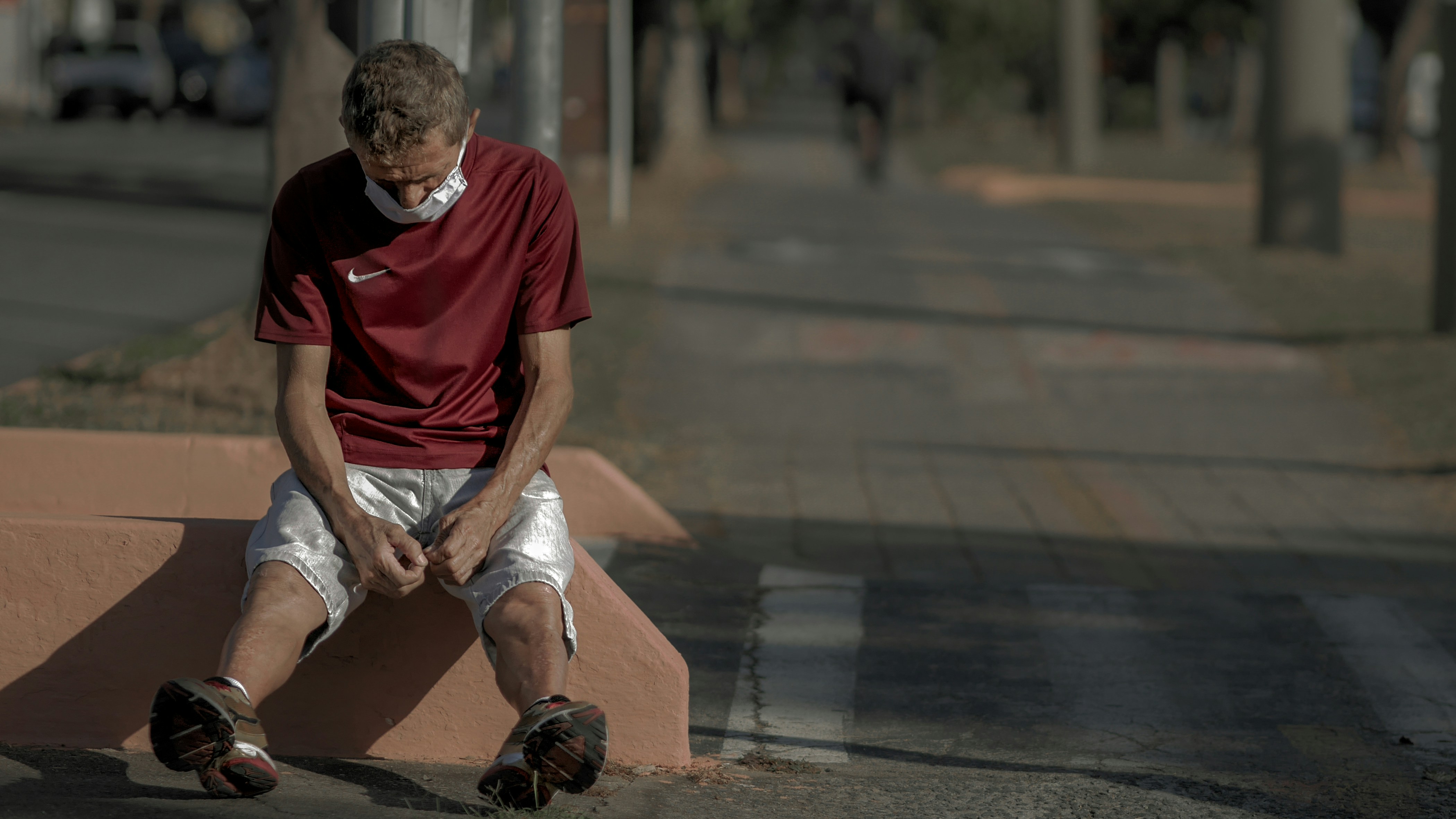Futbolista saliendo con molestias tras un partido exigente