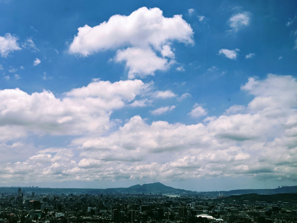 Weiße Wolken über Stadtgebäuden tagsüber