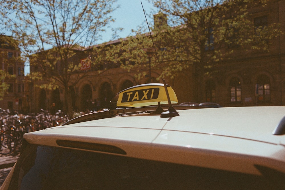 taxi giallo su strada durante il giorno