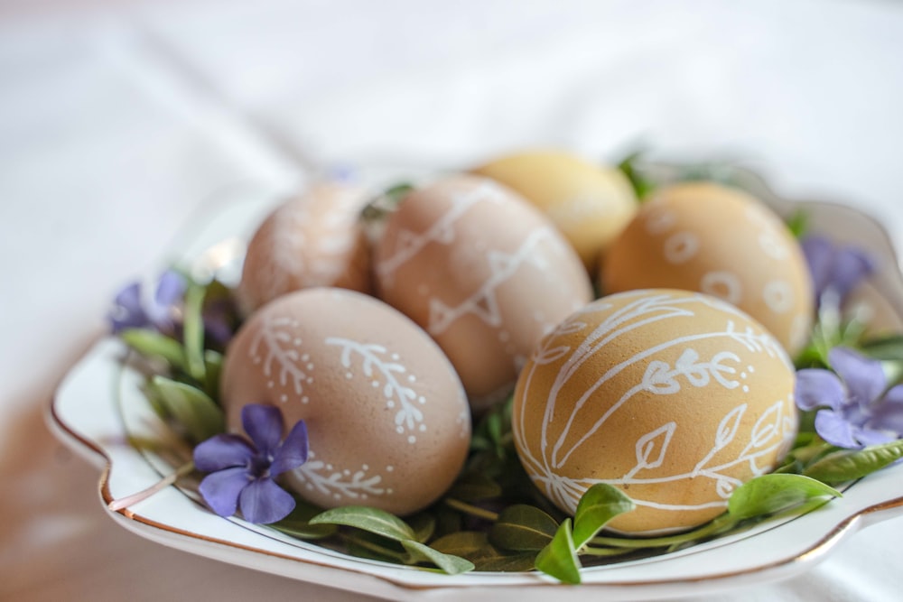 oeuf brun sur assiette en céramique blanche