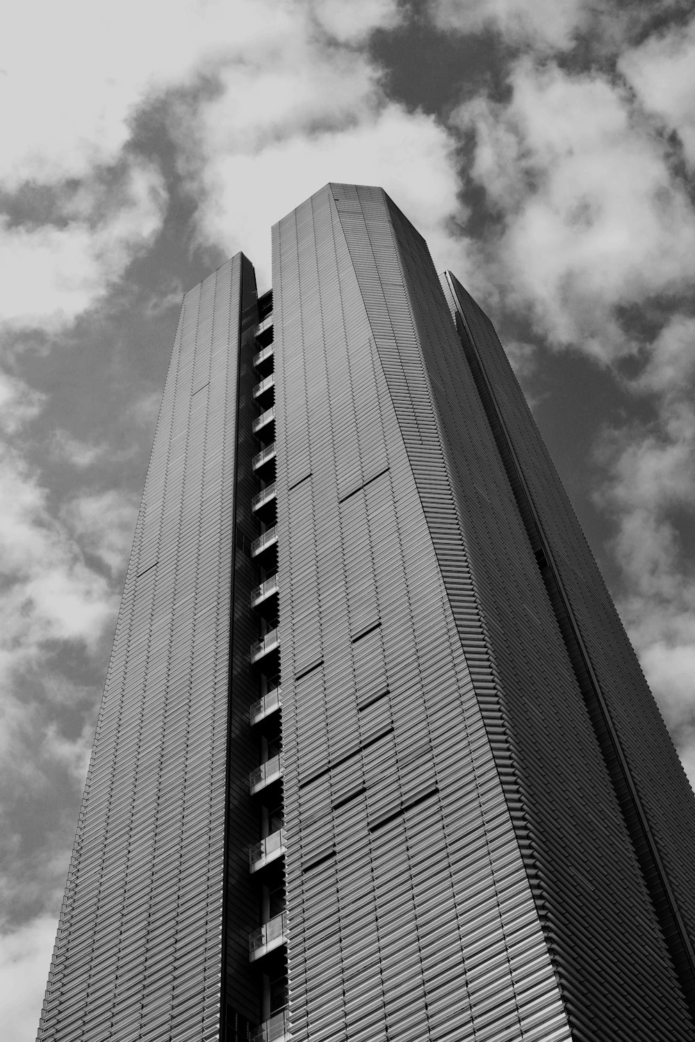 고층 건물의 그레이스케일 사진