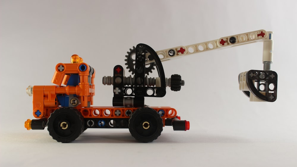 Orange und schwarzes Lego Spielzeug