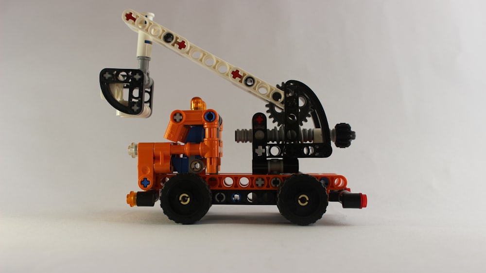 orange-schwarzes Zugspielzeug