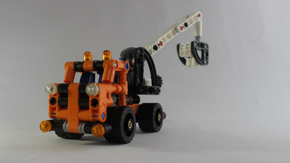 Camion giocattolo arancione e nero