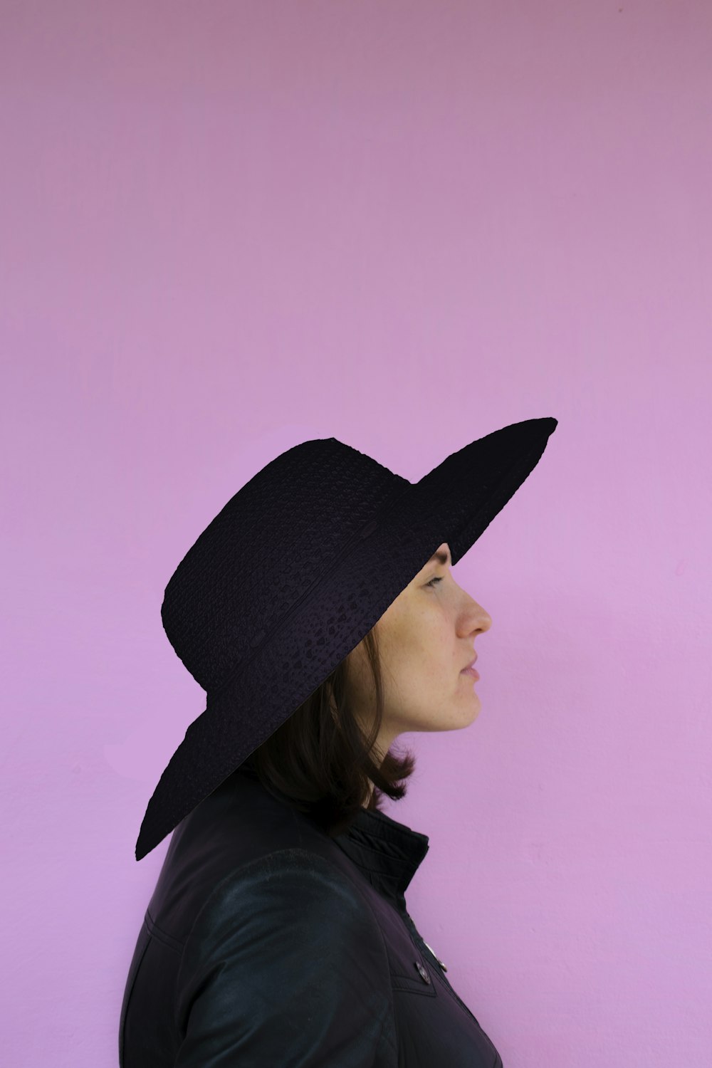 Frau mit schwarzem Hut und schwarzem Hemd