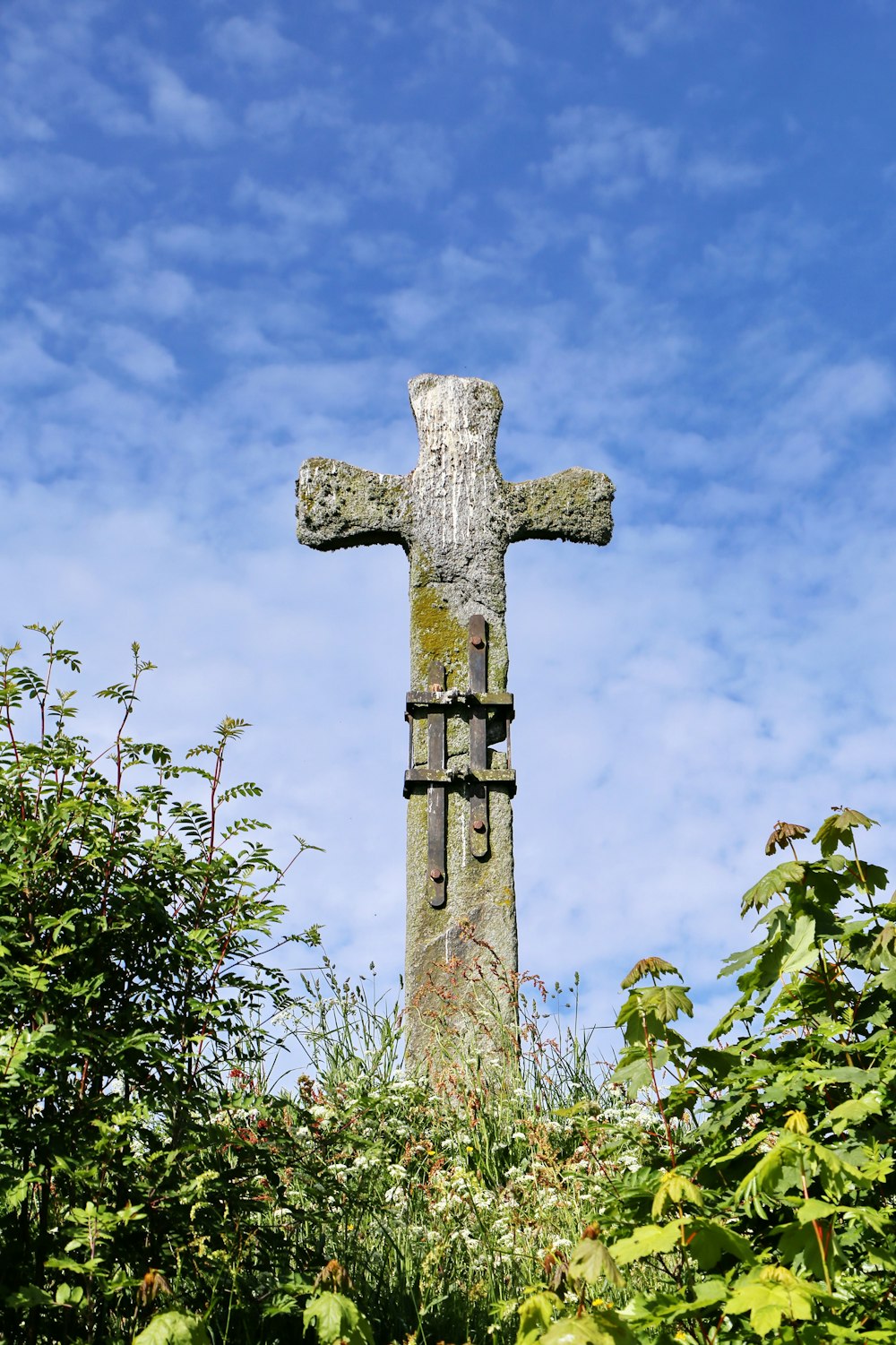 Braunes Kreuz unter blauem Himmel tagsüber