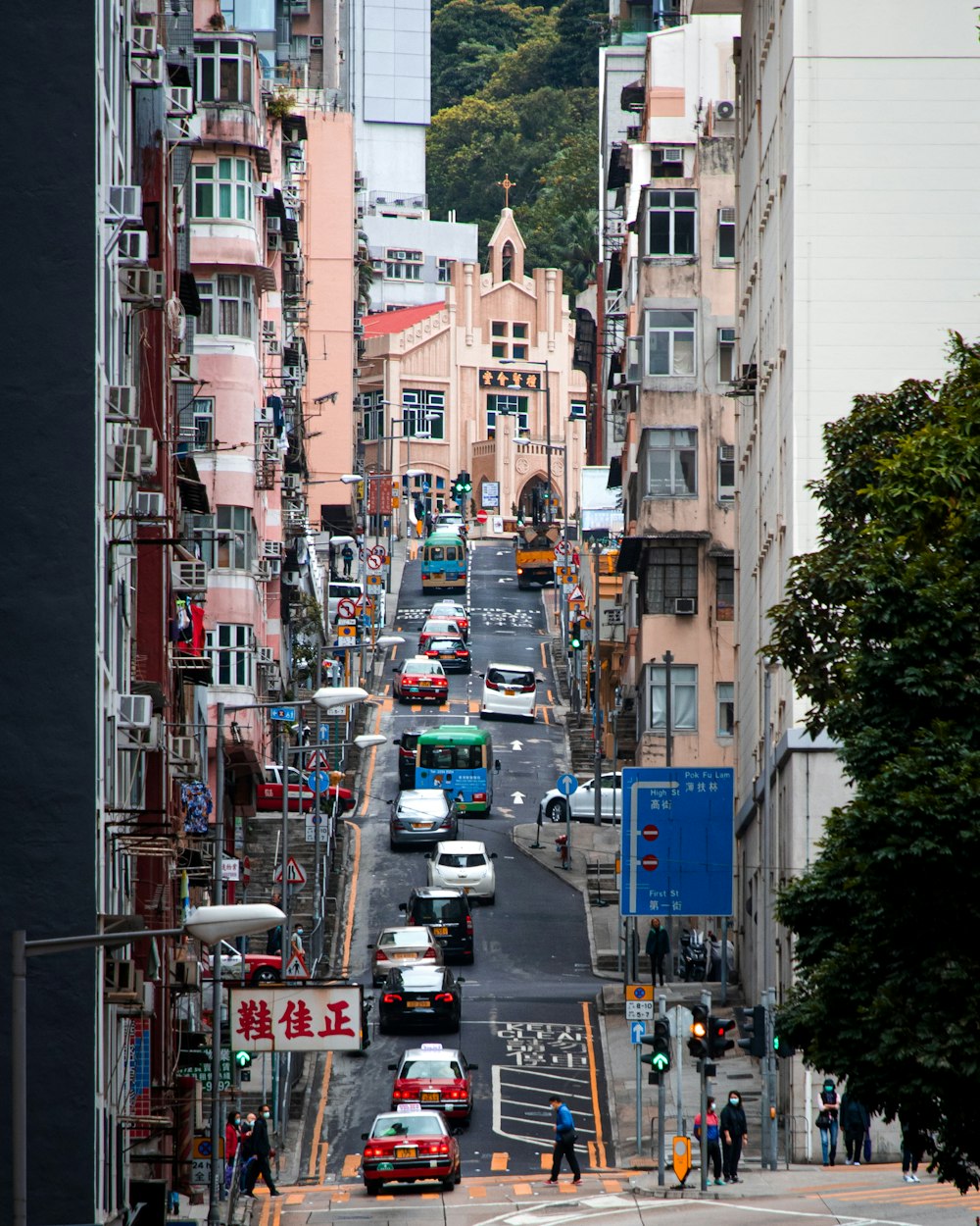 昼間、建物と建物の間の道路を走る車