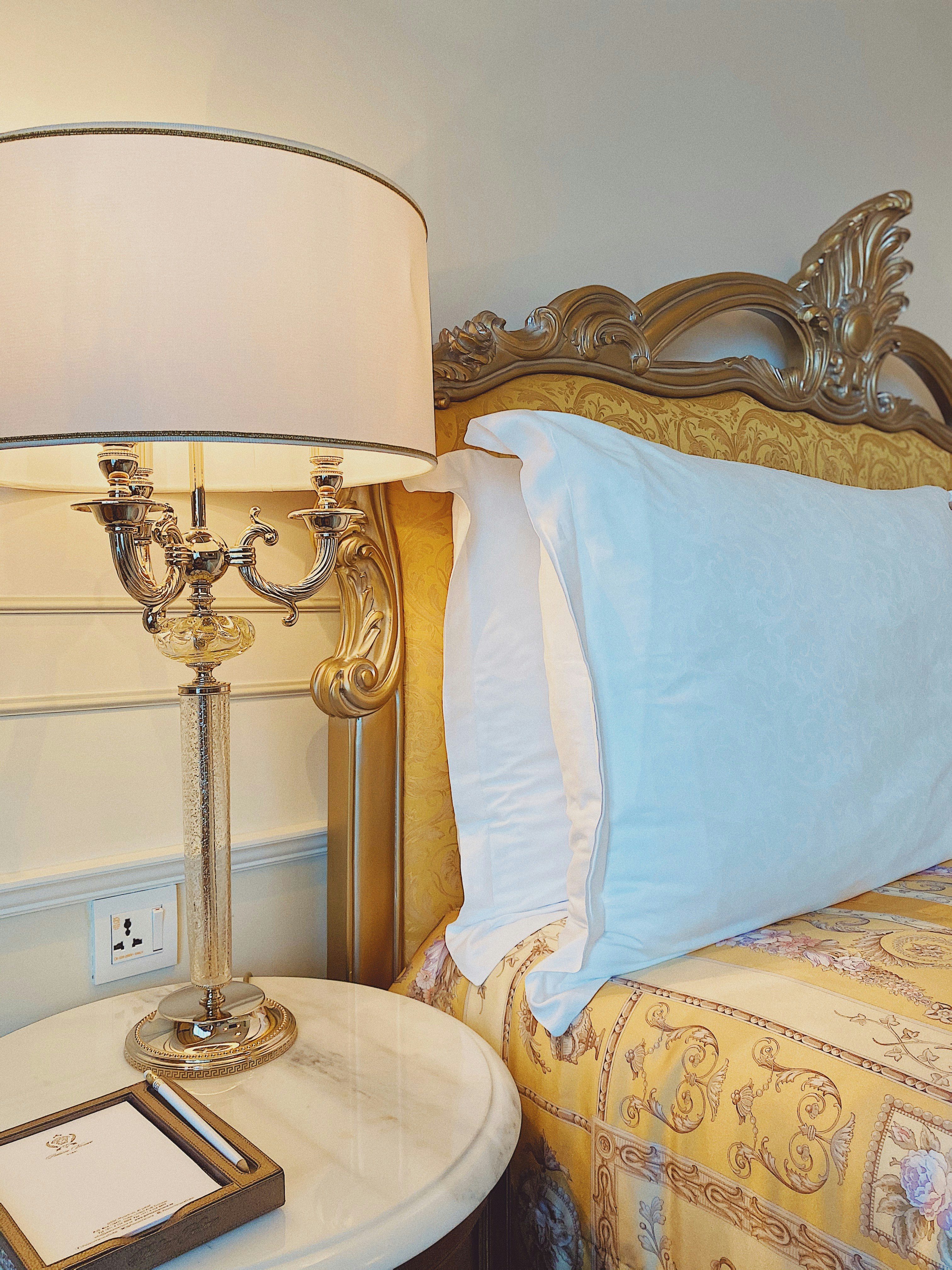 photo-1590924439021-85cdab4bca41?ixid=M3wxMjA3fDB8MXxzZWFyY2h8MTV8fGNvbWZvcnRhYmxlJTIwc2xlZXAlMjBwaWxsb3d8ZW58MHx8fHwxNzYyMjczOTIzfDA\u0026ixlib=rb-4.1.0