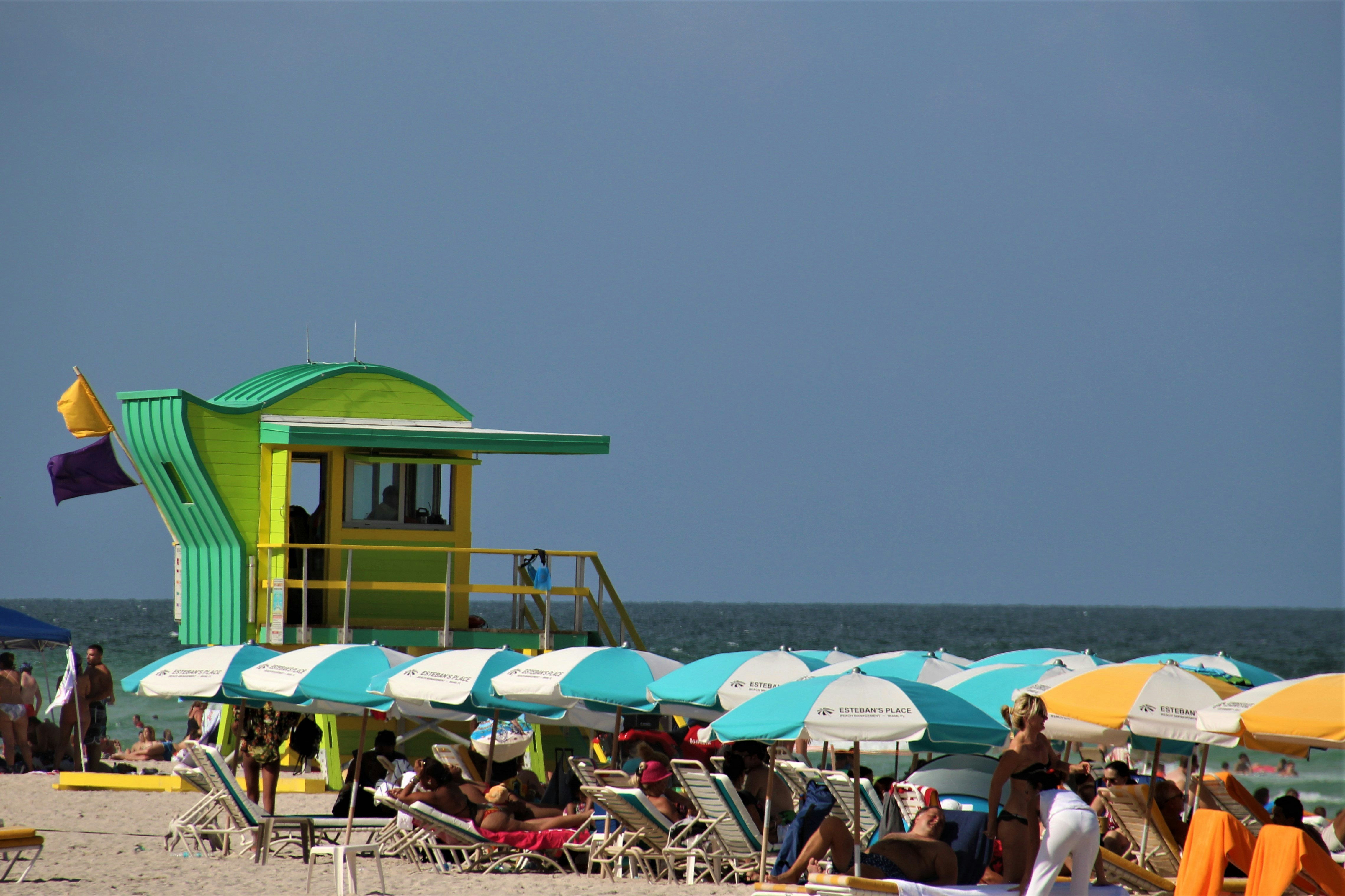 Beachfront scene with a small building and clear daylight