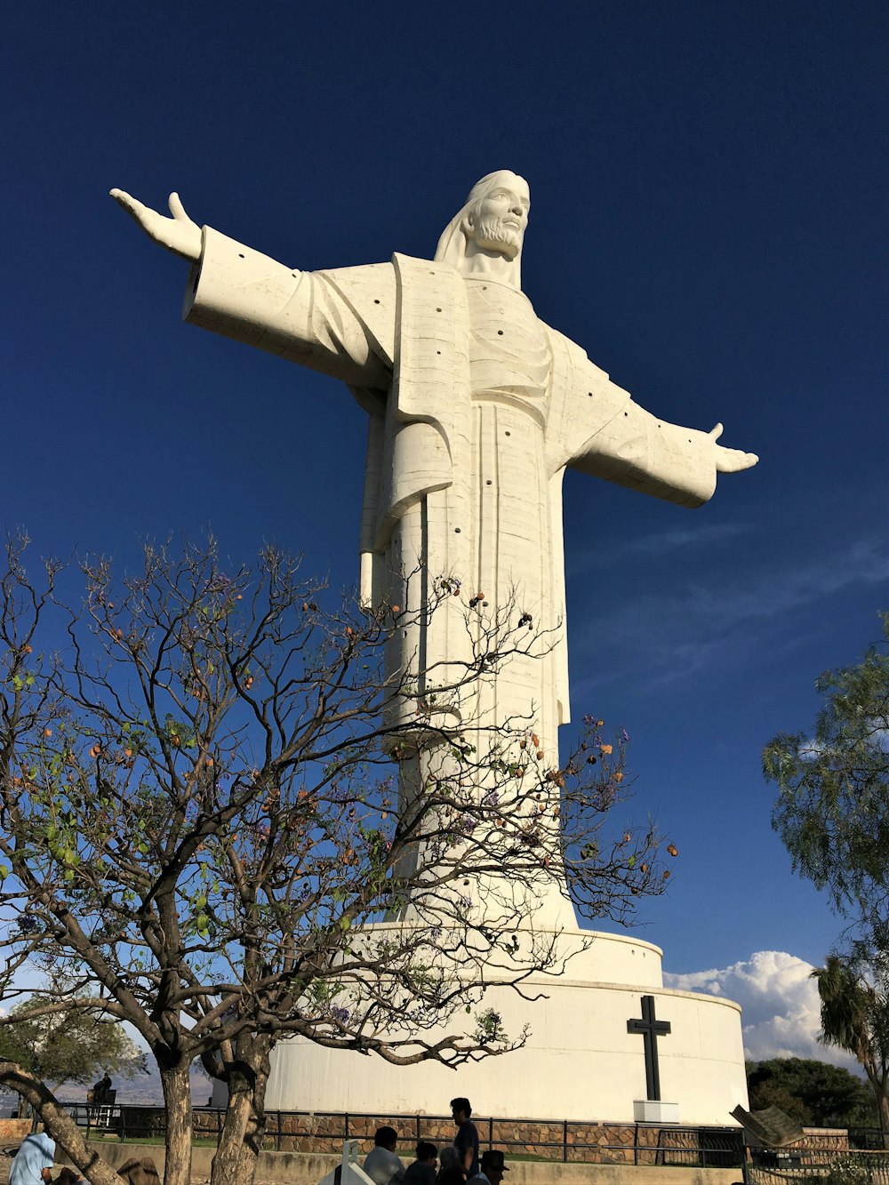 estátua de concreto branca sob o céu azul durante o dia