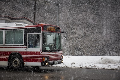 A bikkesbusz megáll egy hegyvidéki síterep közelében téli környezetben