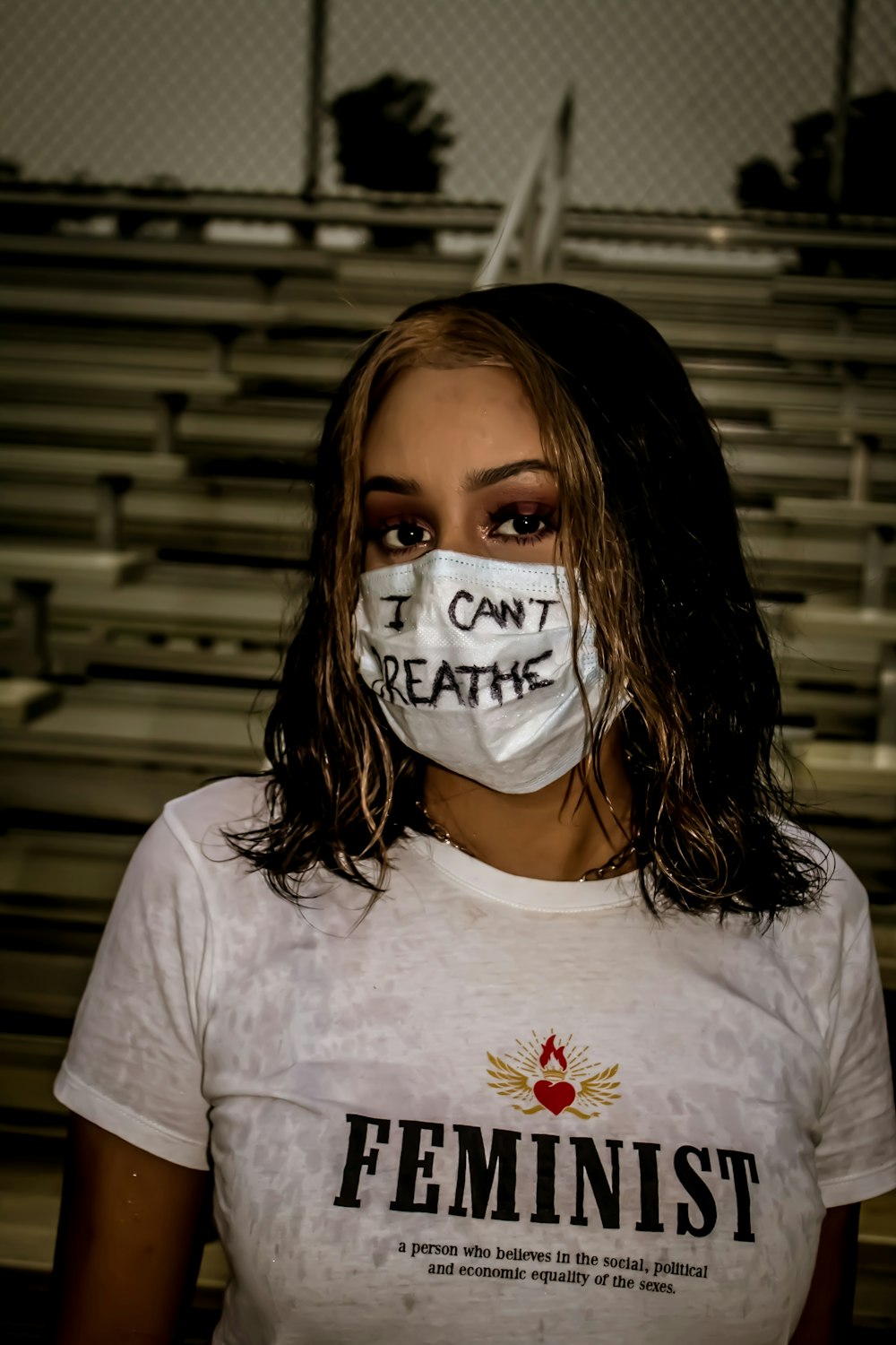 Mujer con camiseta blanca de cuello redondo con mascarilla blanca