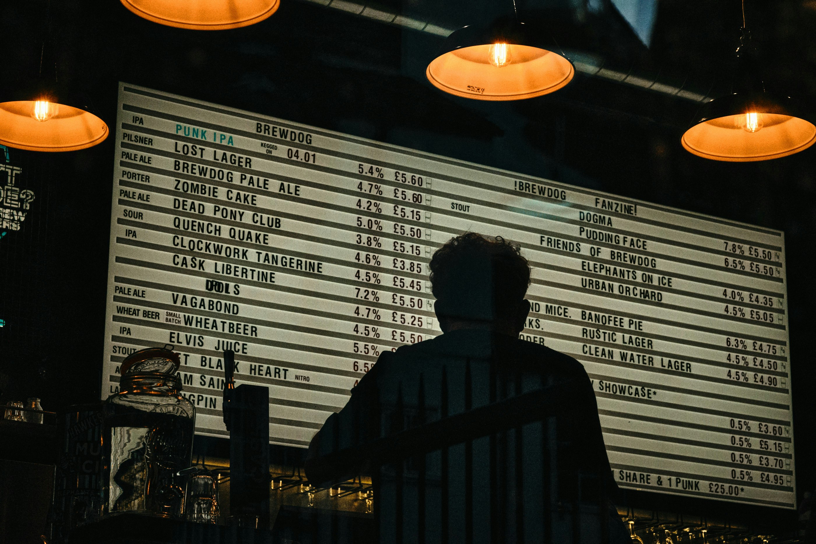 Panel de cuotas deportivas en una casa de apuestas