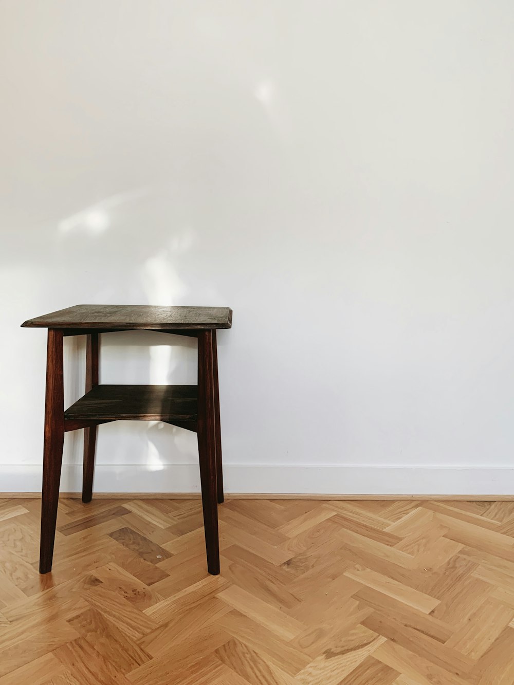 Asiento de madera marrón sobre suelo de parquet de madera marrón