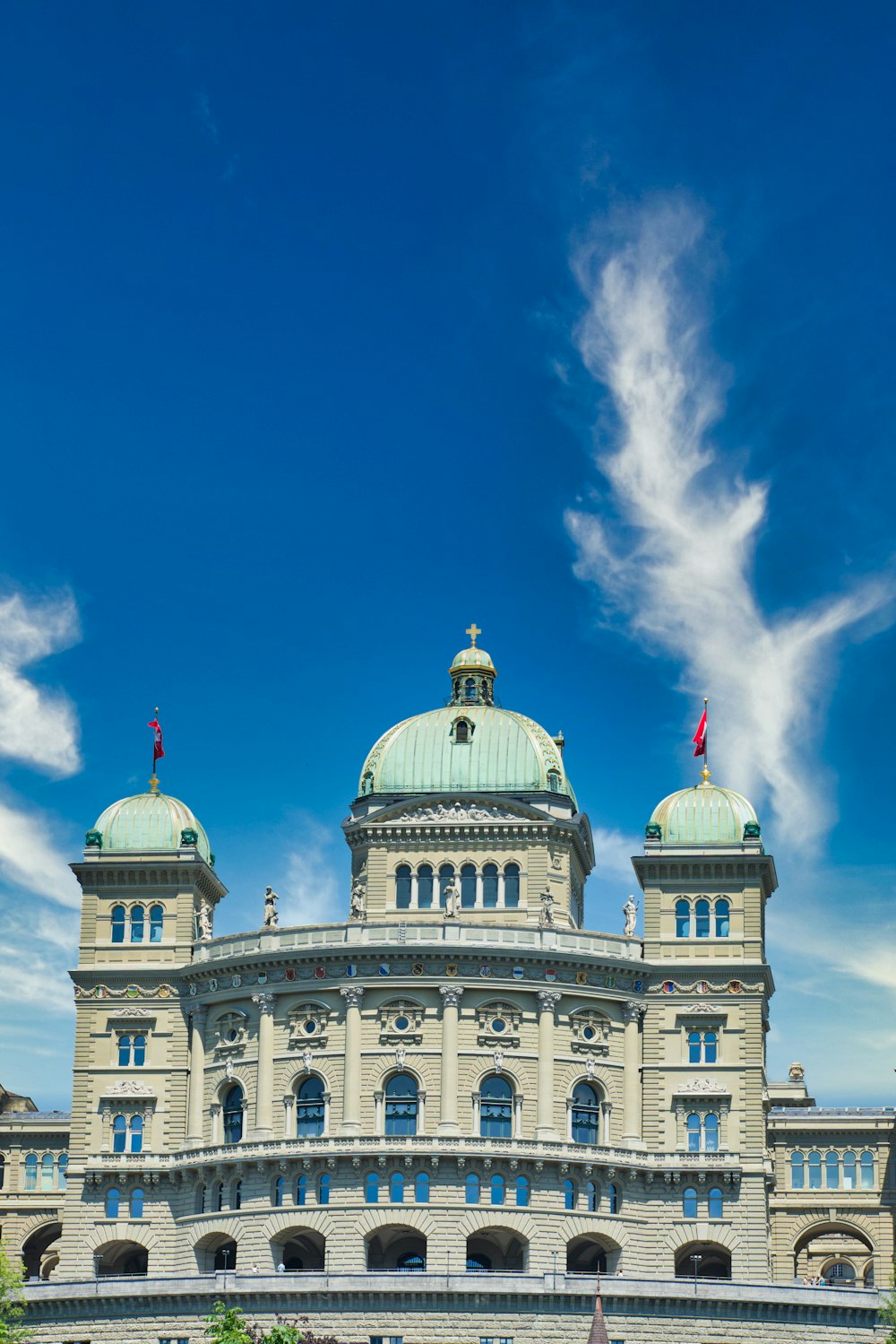 edifício da cúpula branca sob o céu azul durante o dia