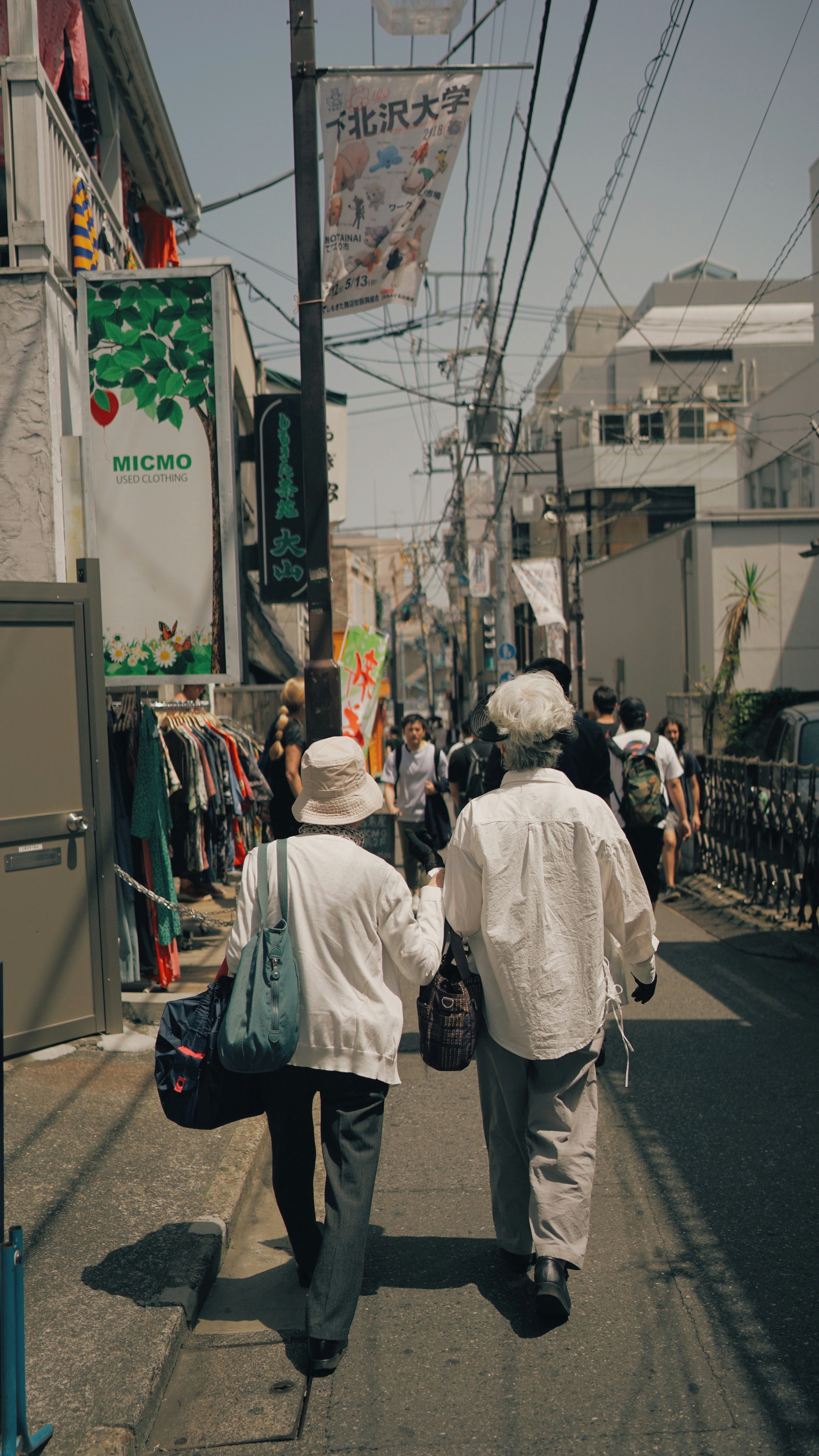 昼間、街を歩く人々の写真 – Unsplashの日本の無料画像