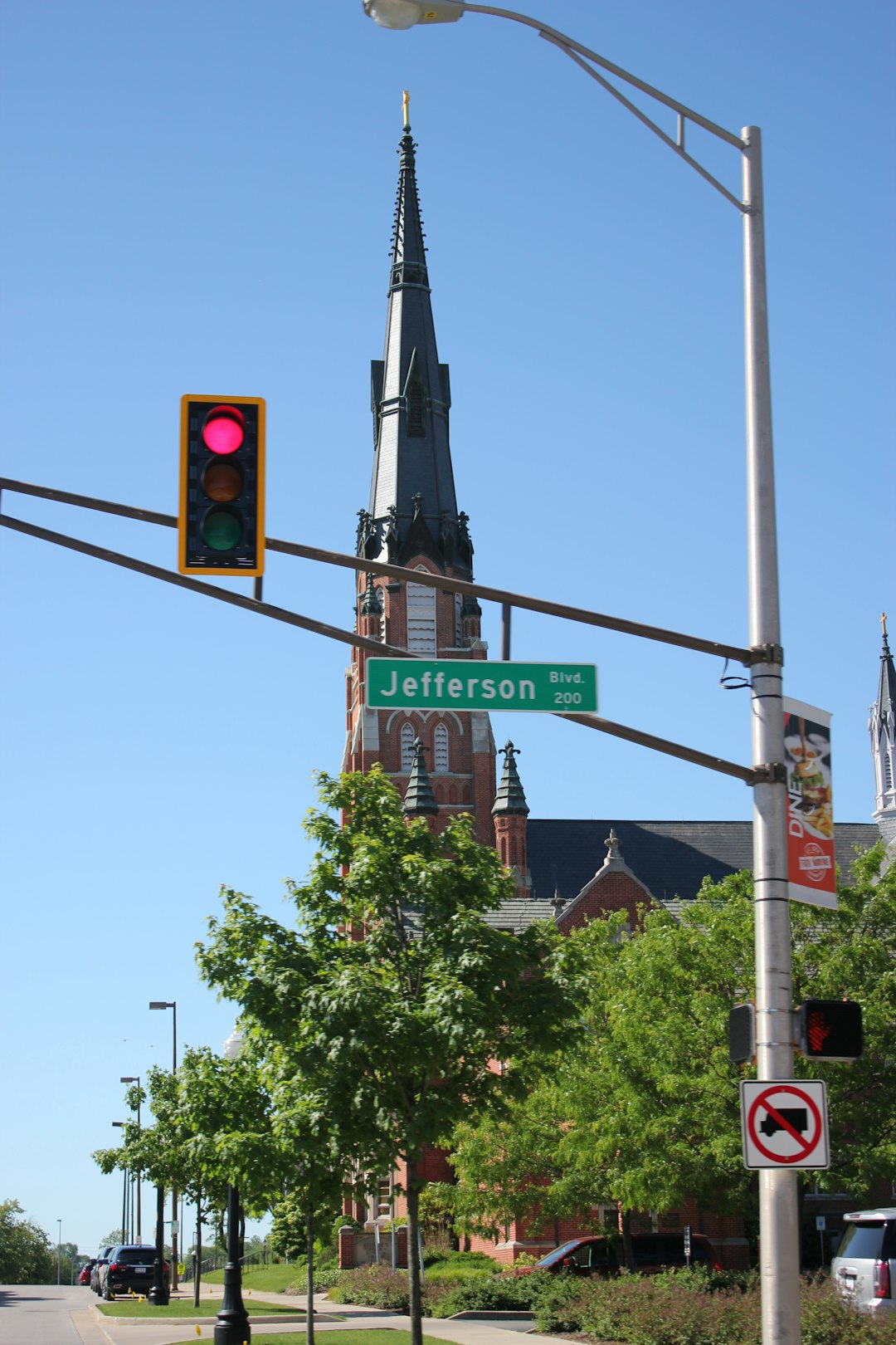 black and red traffic light