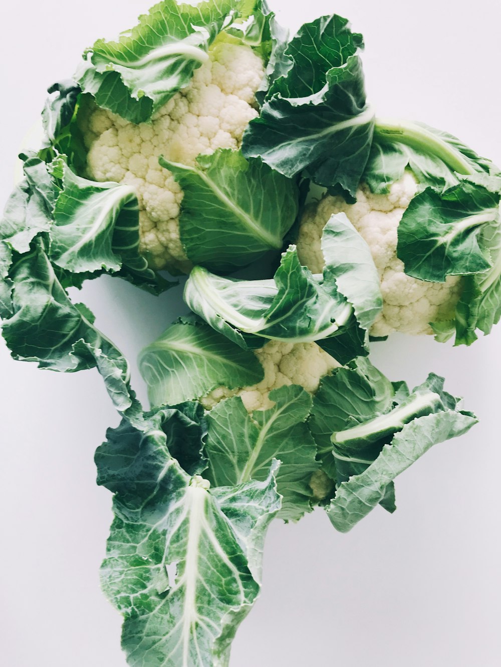Légumes verts et blancs sur surface blanche