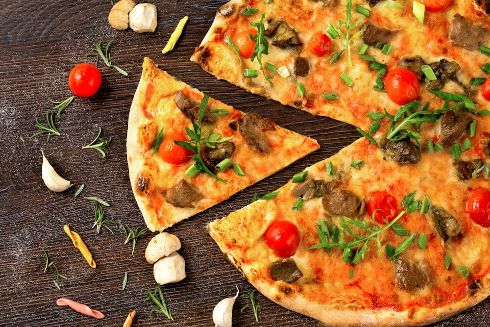 Pizza con tomate y hojas verdes en plato de cerámica blanca