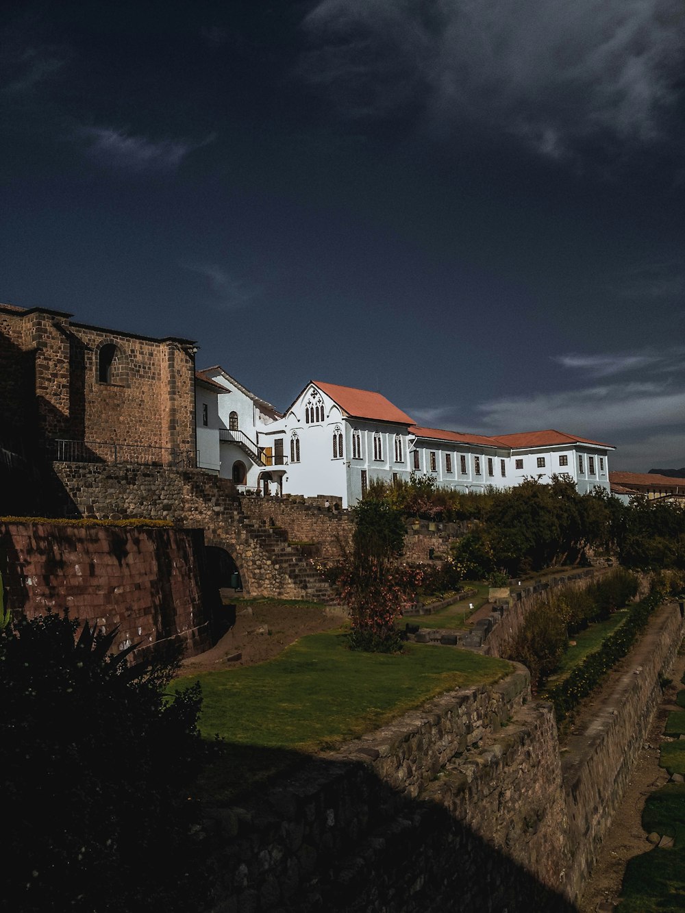 casa di cemento bianca e marrone sotto il cielo blu durante il giorno