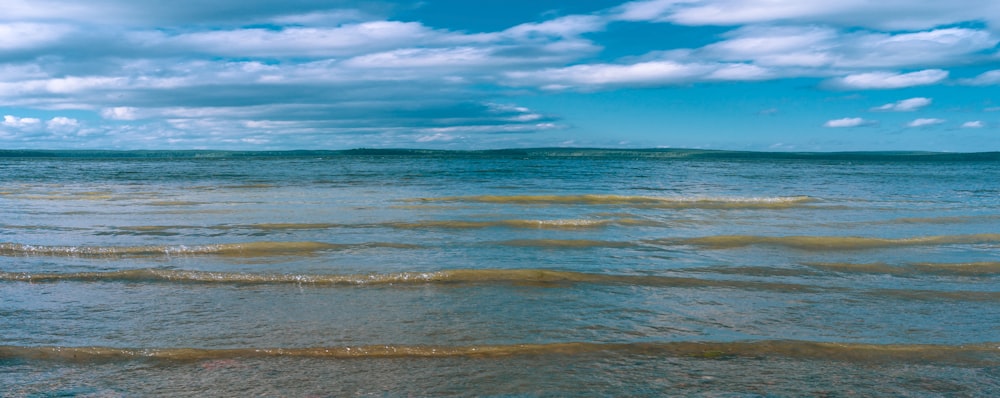 céu azul e nuvens brancas sobre o mar