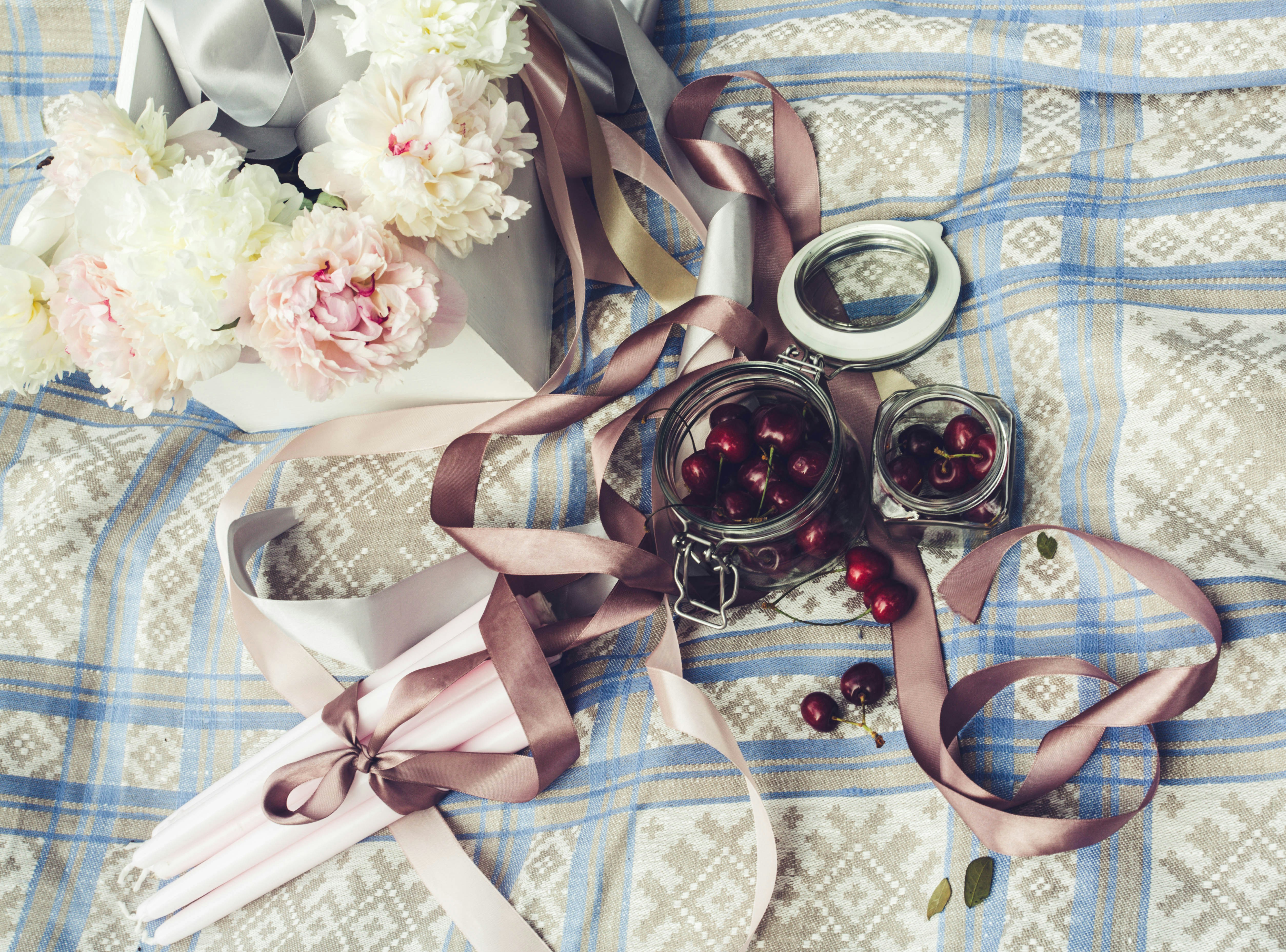 Roses and drinks on a blue picnic blanket