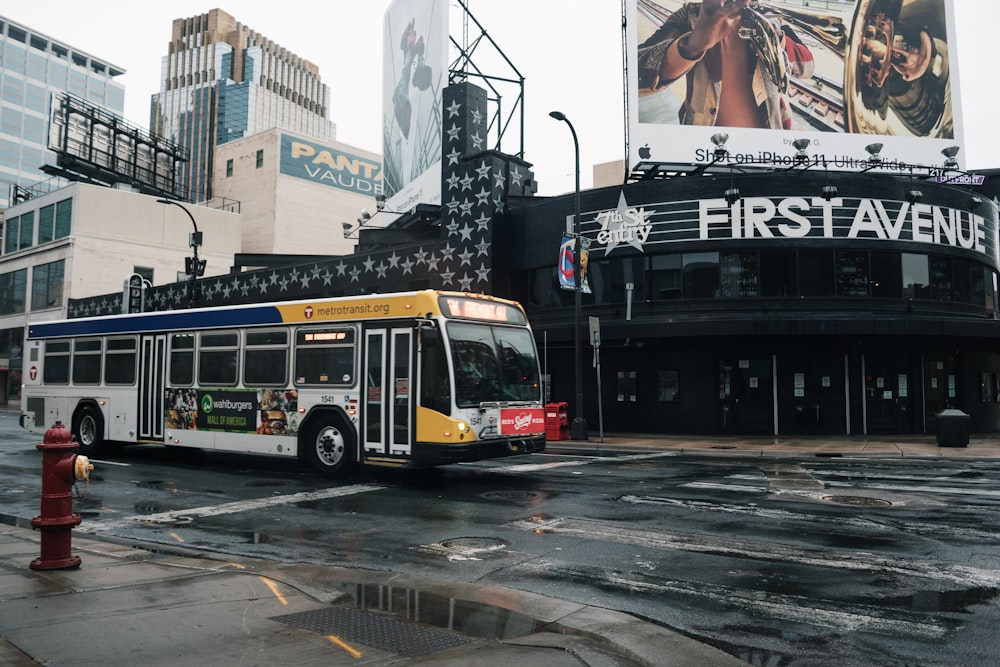 bus jaune et rouge sur la route pendant la journée