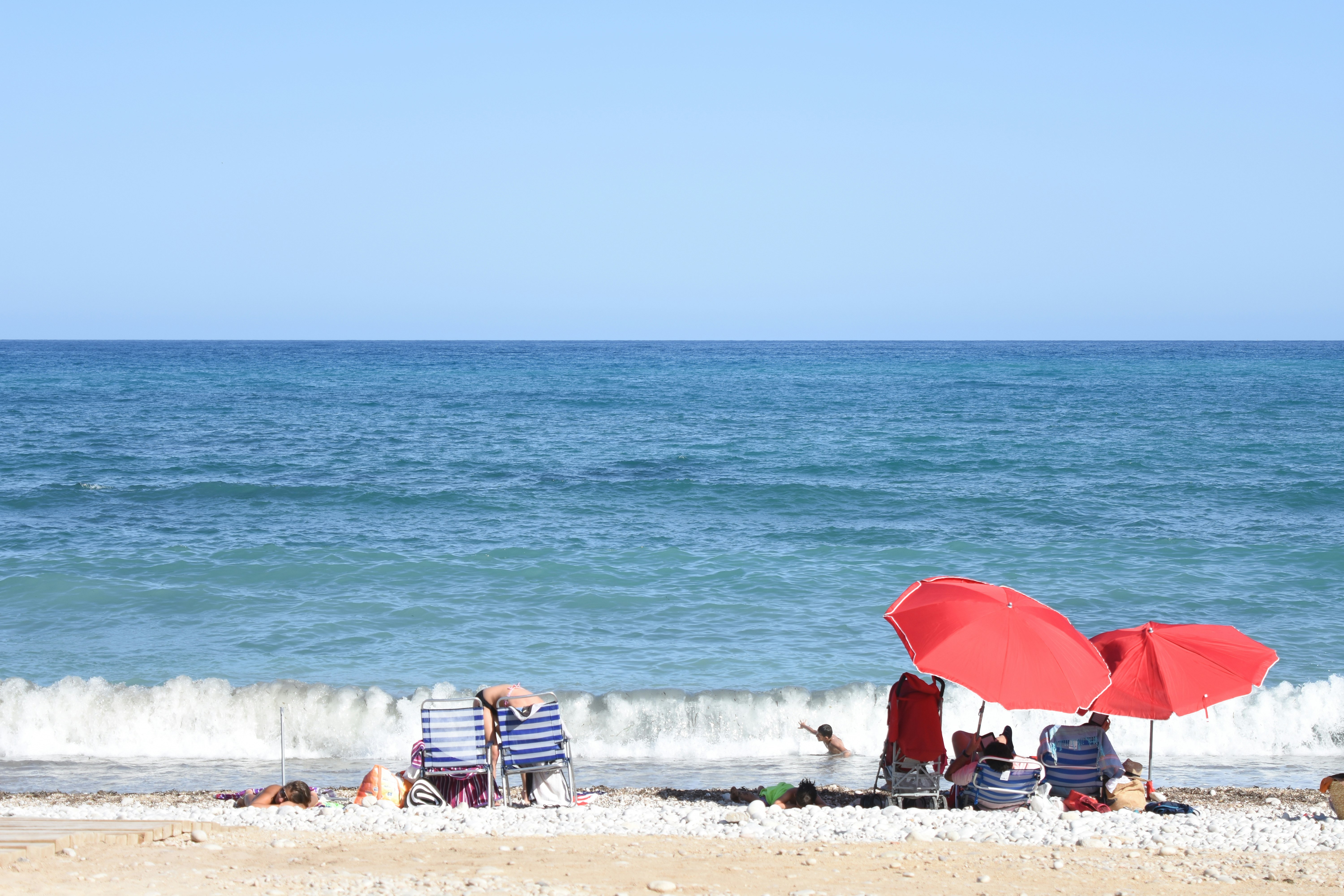 Gente en la playa de Altea en verano.